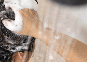 Ekspertët zbulojnë: Ja pse koha kur bëni dush mund të ndikojë në shëndetin dhe gjumin tuaj!