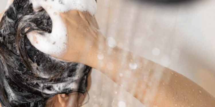 Ekspertët zbulojnë: Ja pse koha kur bëni dush mund të ndikojë në shëndetin dhe gjumin tuaj!