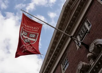 Qeveria e Trump-it E Ndalon Harvard-in të Regjistrojë Studentë të Huaj, Duke I Detyruar Studentët Aktualë të Largohen