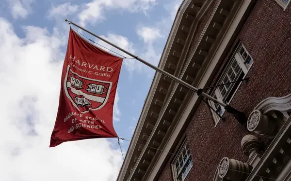 Qeveria e Trump-it E Ndalon Harvard-in të Regjistrojë Studentë të Huaj, Duke I Detyruar Studentët Aktualë të Largohen