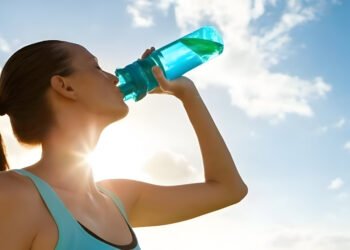 Si të mbrohemi nga temperaturat e larta – 23 këshilla praktike për verën