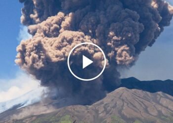 Shpërthim Spektakolar në Itali: Vullkani Etna Shpërthen me Re të Dendura Hiri dhe “Shatërvan Llave”