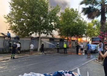 Zjarr në tregun e Durrësit – pronari nën hetim