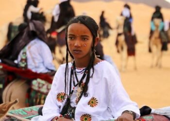 Fisi Tuareg – Gratë që Udhëheqin, Burrat që Fshehin Fytyrën në Zemër të Saharës