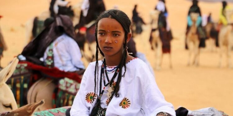 Fisi Tuareg – Gratë që Udhëheqin, Burrat që Fshehin Fytyrën në Zemër të Saharës