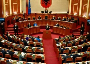 Përjashtohet nga Kuvendi deputeti Flamur Noka pas përplasjes me Elisa Spiropalin