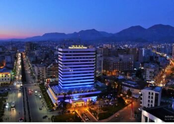 TRAGJI-KOMEDI NË QENDËR TË TIRANËS: Menaxherja e hotelit lë gjithçka pas, përfshirë dhe klientët në kaos!