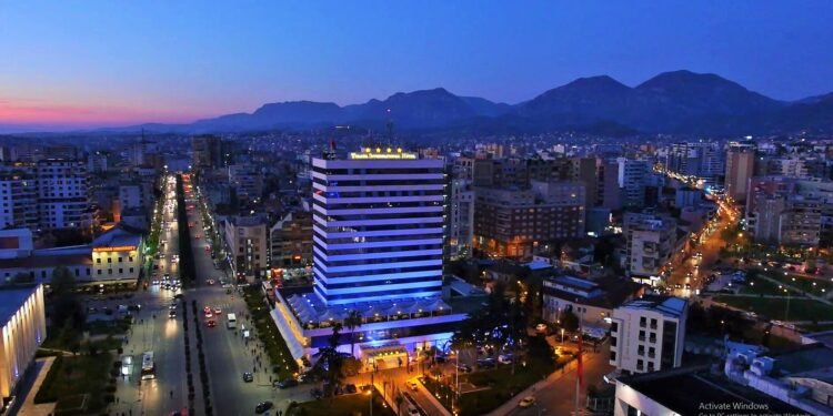 TRAGJI-KOMEDI NË QENDËR TË TIRANËS: Menaxherja e hotelit lë gjithçka pas, përfshirë dhe klientët në kaos!