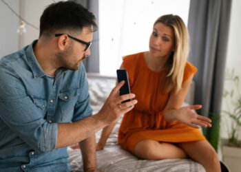 Pse çiftet e lumtura tradhtojnë – 5 arsye që tregojnë të vërtetën e fshehur