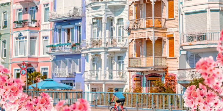 “Fshati Shqiptar” në Zemër të Stambollit – Si Arnavutköy Mbart një Histori të Harruar me Gjurmë Shqiptare në Çdo Gur!