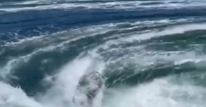 Të rinj rrezikojnë jetën në whirlpool për një video virale