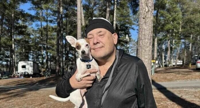 Qeni Chihuahua me Dy Këmbë Shpëton Jetën e Pronarit duke Parashikuar Atak në Zemër