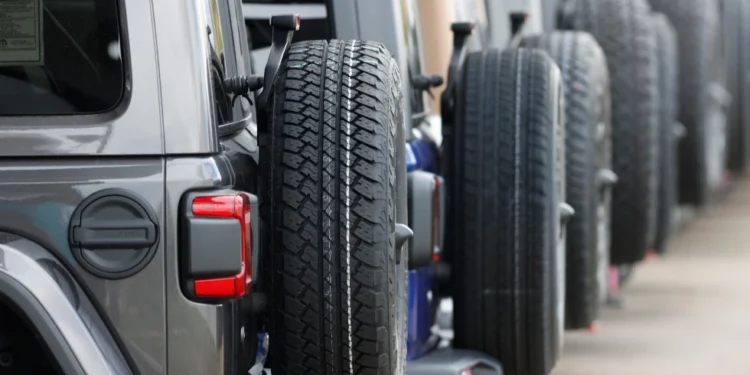 Chrysler tërheq 320,000 automjete Jeep hibride me karikim elektrik për shkak të një defekti në bateri që mund të shkaktojë zjarr.